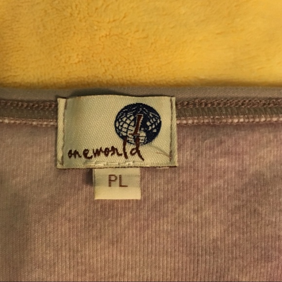 ✨HOST PICK✨ One World Asian print t-shirt - Picture 6 of 9